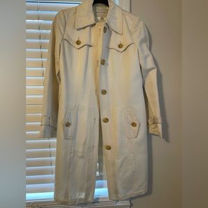 I’m selling this Banana Republic trench coat, in a cream color, size medium ☮️